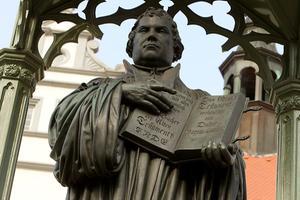 Standbeeld van Luther in Wittenberg. beeld RD, Henk Visscher