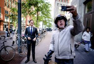 Een fan legt premier Rutte vast op de gevoelige plaat, kort nadat de premier deze week een crisisberaad had.  beeld ANP, Bart Maat
