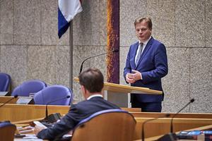 CDA-Kamerlid Omtzigt en premier Rutte tijdens het debat over de uitkomst van de Europese Top inzake het herstelfonds. beeld ANP, Phil Nijhuis