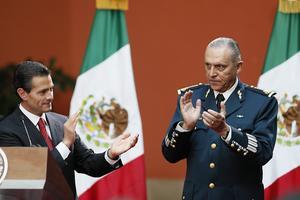 Salvador Cienfuegos Zepeda (r.). beeld EPA/JOSE MENDEZ