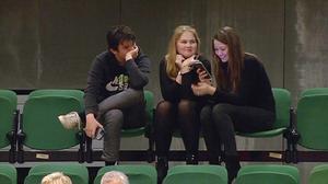 Prinses Amalia zat donderdag met twee anderen op de tribune van de Tweede Kamer. Of het ging om vrienden of schoolgenoten kon de RVD niet gelijk bevestigen. beeld Tweede Kamer