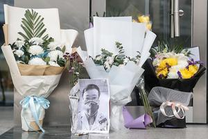 Bloemen voor de deze week aan corona overleden arts Li Wenliang. beeld AFP, China Out