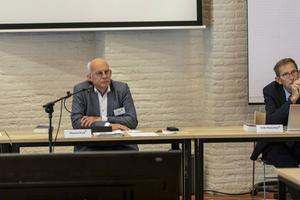 Ds. Dinand Krol. Rechts eerste voorzitter ds. Melle Oosterhuis.  beeld André Dorst