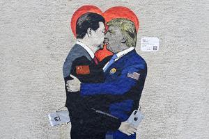 Een graffitiwerk in Milaan, geschilderd door de Italiaanse kunstenaar TvBoy. De afbeelding laat de Chinese leider Xi Jinping zien met een iPhone in zijn hand en de Amerikaanse leider Donald Trump met een Huawei-telefoon. beeld AFP