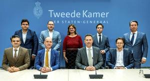 De parlementaire ondervragingscommissie ongewenste beïnvloeding uit onvrije landen verhoort vanaf maandag in zes verhoordagen negentien personen onder ede. De leden van de commissie zijn (v.l.n.r.) Kuzu (DENK), Van den Berge (GroenLinks), Segers (ChristenUnie), Schonis (D66), De Vries (VVD), Rog (CDA, voorzitter), Stoffer (SGP), Van Raak (SP) en Mulder (PVV). beeld ANP, Remko de Waal