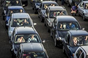 Verschillende kerkelijke gemeenten in Amerika houden vanwege de corona-uitbraak een drive-in kerkdienst. Foto: In Veenendaal werd in 2014 een drive-in kerkdienst gehouden.  beeld ANP, Erik van ’t Woud