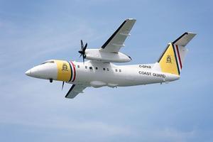 Een Dash 8-patrouillevliegtuig van de Kustwacht in het Caraïbisch gebied in volle vlucht. beeld Defensie