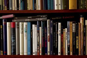 In deze tijd is een volle boekenkast een zeldzaamheid. beeld ANP