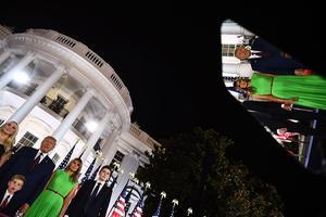 Trump na zijn toespraak voor het Witte Huis in gezelschap van zijn vrouw en een aantal andere familieleden. beeld AFP