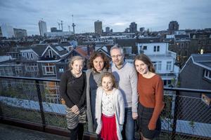 Mark en Petra Verhelst verhuisden met hun kinderen van Veenendaal naar een leefgemeenschap in Rotterdam-West. V.l.n.r. Machteld, Petra, Deborah, Mark en Anne-Gerie. beeld Roel Dijkstra Fotografie