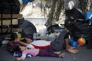 Vluchtelingen uit Moria slapen op straat. beeld EPA, Dimitris Tosidis​