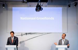 Ministers Wopke Hoekstra (Financien) en Eric Wiebes (Economische Zaken) presenteren een investeringsfonds waarmee het kabinet onder meer geld in vergroening, infrastructuur en onderzoek willen steken. beeld ANP, Koen van Weel