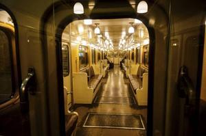Lege metro in Moskou, donderdag. In Rusland waren vrijdagmorgen een kleine 28.000 gevallen van corona gemeld en 232 doden. beeld AFP, Dimitar Dilkoff