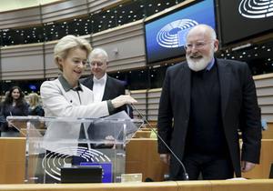 „Timmermans en de andere Europese ”ministers” willen dat vrouwen niet meer als moeder zichtbaar mogen zijn en mannen vooral te zien zijn als ze de was ophangen en stofzuigen.” beeld EPA, Olivier Hoslet