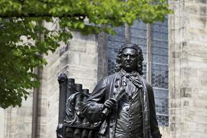 Het standbeeld van Bach in Leipzig. beeld RD. Henk Visscher