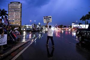 In de Amerikaanse staat Florida geloofden aanhangers van Donald Trump donderdag nog altijd in een overwinning voor de zittende president. beeld AFP, Chandan Khanna