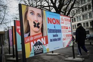 Campagne tegen de strafbaarstelling van homofobie in Geneve. beeld AFP, Fabrice Coffrini