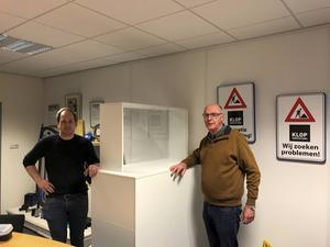 Henk Klop (r.) van Klop Innovations boog zich samen met Henk-Jan Rijksen van Rijksen Speciaal Timmerwerk en onderzoeksinstituut TNO over een balie met een afzuigsysteem. Deze moet zorgverleners effectiever beschermen tegen corona. beeld RD