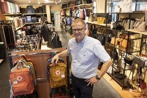 Jan-Henk Tuk poseert in de winkel in Zwijndrecht, een van de 24 filialen van Duifhuizen Tassen en Koffers. Wekelijks bezoekt hij als visual merchandiser meerdere winkels.  beeld RD, Anton Dommerholt