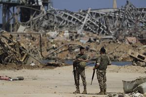 Soldaten bij de verwoeste haven van Beiroet. beeld AFP