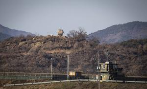 Grenspost van Zuid-Korea (onder) en Noord-Korea (op de heuvel), bij de grensplaats Paju. beeld EPA, Jeon Heon-Kyun