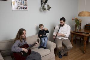 Bas en Marjon Schwaneberg en hun zoontje Boaz. beeld RD, Anton Dommerholt