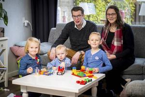 Niels en Annie Veen en hun kinderen Nienke, Jesse en Rins (v.l.n.r.). Het gezin heeft één inkomen en is dankbaar dat ze daar genoeg aan hebben. beeld Cees van der Wal