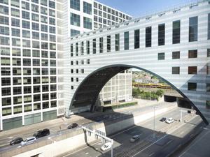De Haagse Poort is een enorm kantorencomplex dat in 1994 over de A12 bij Den Haag is gebouwd. beeld Sjaak Verboom