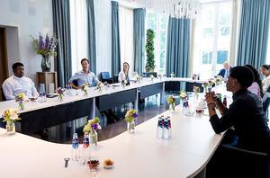 Premier Mark Rutte en minister Ferdinand Grapperhaus van Justitie & Veiligheid tijdens een gesprek op het Catshuis met mensen die deelnemen aan de betogingen tegen racisme en anderen die bijdragen aan het maatschappelijk debat hierover. Het gesprek was naar aanleiding van de Black Lives Matter-demonstraties op verschillende plekken in de wereld. beeld ANP