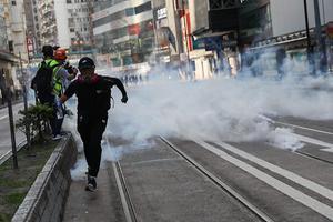 De politie in jaagt demonstranten in Hongkong met traangas uit elkaar. beeld EPA