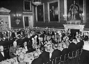De afgevaardigden genieten een lunch op de eerste Algemene Vergadering van de Verenigde Naties op 10 januari 1945 in Londen. beeld AFP