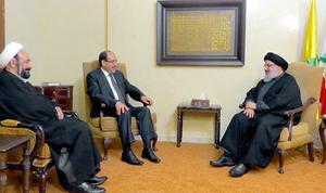 Muhammad Kawtharani (L) in 2014 tijdens een gesprek met Nuri al-Maliki en Sayyed Hassan Nasrallah. beeld EPA