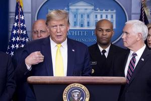 Veel politiek commentatoren zijn van mening dat de aanpak van Trump alles te maken heeft met zijn herverkiezing. Tot nu toe kon hij de goedlopende economie aanvoeren in zijn campagne. Wanneer echter het economisch tij omslaat, kan hij in november weleens de rekening gepresenteerd krijgen. beeld EPA, Michael Reynolds