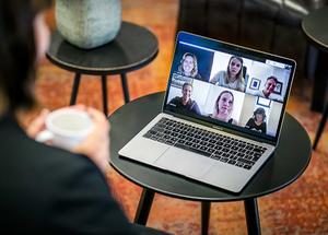 Videobellen met thuiswerkende collega's om te overleggen over het werk. beeld ANP, Remko de Waal