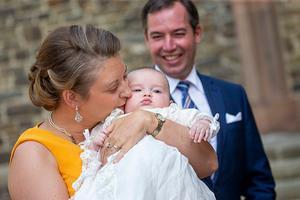 Erfgroothertog Guillaume en erfgroothertogin Stéphanie met hun zoontje, Charles. beeld EPA, Julien Warnand