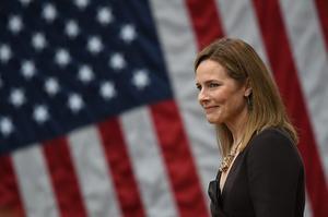 De Amerikaanse Senaat stemt naar verwachting maandag over de benoeming van Amy Coney Barrett tot rechter van het federale hooggerechtshof. beeld AFP