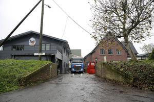 Het leghennenbedrijf van Piet Wiltenburg uit het Utrechtse Hekendorp bleek zondag besmet met vogelgriep. Dezelfde boerderij werd in 2014 (foto) ook al eens getroffen.  beeld ANP, Bas Czerwinski