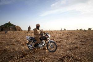 Een soldaat van het Burkinese leger op patrouille in de noordelijke Soumregio van Burkina Faso, begin november. Jihadistische activiteiten in de regio hebben het werk voor humanitaire situaties bijzonder moeilijk gemaakt. beeld AFP, Michele Cattani
