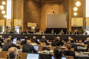 „In een vergadering van classis of synode komen de gezamenlijke kerkenraden samen, mét de daarbij behorende ambtelijke bevoegdheden, om te behandelen en te besluiten wat door de mindere vergadering niet kan worden afgehandeld.” Foto: generale synode, in november, van de Christelijke Gereformeerde Kerken. beeld RD, Henk Visscher