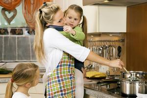 Dat huismoeders een belangrijke en zware taak hebben, weet elke huisvader. Hoeveel mannen, ook zij met een ”loodzware” baan, zijn niet totaal versleten als ze een dag de taak van hun vrouw in het huishouden hebben overgenomen? beeld iStock