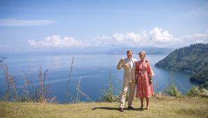 Koning Willem-Alexander en koningin Maxima poseren bij het Tobameer op Sumatra. beeld ANP