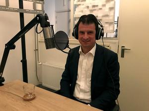 Jan Kloosterman in de podcaststudio. beeld RD
