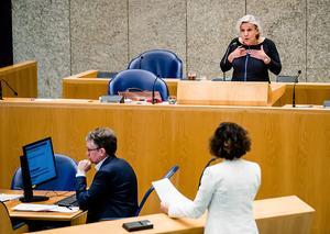 Sadet Karabulut (SP, wit jasje) diende een motie van wantrouwen in tegen minister Ank Bijleveld van Defensie (CDA, achter het spreekgestoelte). beeld ANP