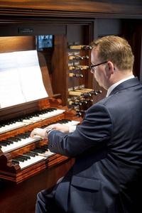 Arie van der Vlist aan de klavieren van het orgel in de kerk van de hersteld hervormde gemeente van Ouderkerk aan den IJssel. beeld Cees van der Wal