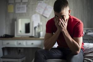 Op jezelf teruggeworpen worden en contact met anderen minimaliseren is dan ook niet anders dan een enorme verschraling van het menszijn en de identiteitsvormende processen daarin. beeld iStock