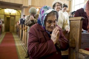Een Russische vrouw bidt tijdens een eredienst in de Central Baptist Church in de stad Nizjni Novgorod. beeld IMB, Cat Norman