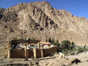 Het koptische Sint-Catharinaklooster op het schiereiland Sinaï in Egypte staat sinds 2002 op de Werelderfgoedlijst van Unesco. beeld Wikimedia