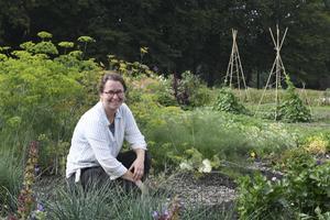 Simone Visser in de moestuin van kasteel De Haar, een van de traditionele moestuinen die in de oude luister moet worden hersteld. „Wisselteelt voorkomt uitputting van de bodem.” beeld Theo Haerkens