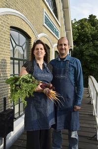 Lisette en Michel van Cappellen verkopen streekproducten in een voormalig gemaal in Krimpen aan den IJssel. beeld Hannie Monden
