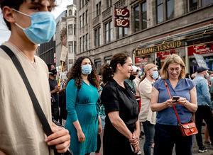 Burgemeester Femke Halsema tijdens het protest op de Dam. Diverse antiracismeorganisaties houden een manifestatie uit protest tegen wat zij noemen politiegeweld tegen zwarten in de VS en de EU. Aanleiding is de dood van George Floyd in de Amerikaanse stad Minneapolis. beeld ANP